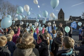 Loppersum 18 november 2015. Loppersum heeft een nieuwe Albert Heijn. Niet alleen nieuw maar tevens bestand tegen schokken als gevolg van de bodemdaling. Ter gelenheid van de opening waren de kinderen van de basisscholen uitgenodigd voor het oplaten van ballonnen. Foto: Jan Zeeman. Opdracht: 50 kilometer